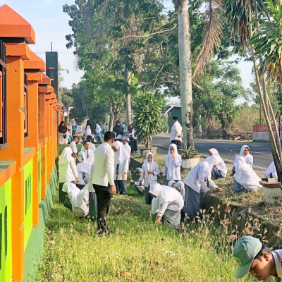 Gotong Royong Membersihkan Madrasah: Kebersamaan Kepala MAN 4 Bone dan Peserta Didik