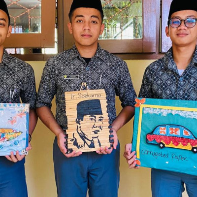 Santri MA Al-Ikhlas Ujung Kreatif Berdaya Cipta dalam Pelajaran Prakarya