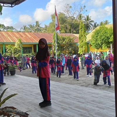 Warga MIN 1 Bone Hangatkan Suasana Pagi Dengan Senam Ongkona Bone