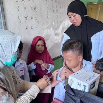 Pemberian Imunisasi terhadap Siswa MI DDI Kampung Baru