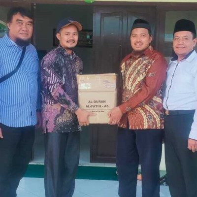 Usai Pelatihan Manajemen Zakat, Peserta Sumbangkan Al Qur’an dan Iqro ke Kampung Muallaf