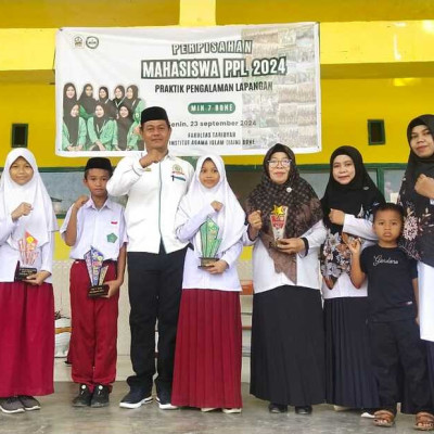 Kepala MIN 7 Bone Berikan Penghargaan Kepada Murid Berprestasi