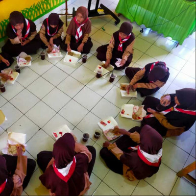 Kebersamaan di Jumat Berkah: Peserdik MIN 8 Bone Santap Bekal Bersama