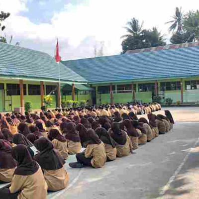 Peserta Didik dan Guru MTsN Pinrang Yasinan Bersama