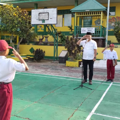 Kepala Kemenag Bone H. Abdul Rafik Pembina Upacara di MIN 6 Bone