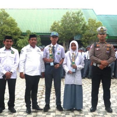 Kanit Regident Satlantas Polres Bone Sampaikan Pesan Lalu Lintas dan Apresiasi Siswa MAN 1 Bone