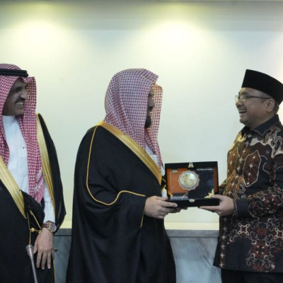 Bertemu Menag, Imam Masjid Nabawi Bawa Pesan dari Raja Salman