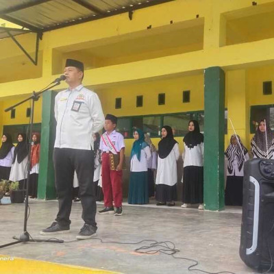 Kepala MIN 7 Bone Tekankan Pentingnya Maknai Upacara Bendera