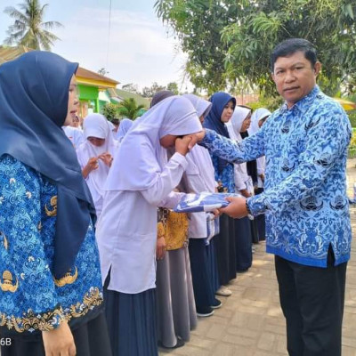 Kamad MTsN 6 Bulukumba Bagikan Seragam Olahraga Gratis di Hari Kesadaran Nasional