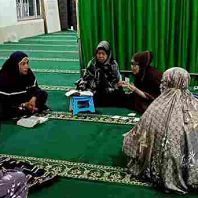 Bimbingan Literasi Alquran dan Latihan Sholawat di Sanggar Iqro' Masjid Taqwa Tassokkoe