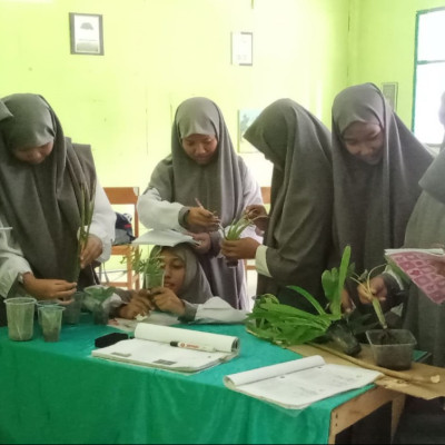 Siswa Kelas XI MAS Darul Istiqamah Bulukumba Antusias Belajar Geografi dengan Pendekatan Alam