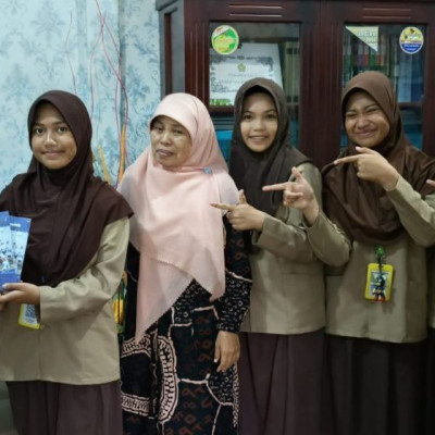 Siswa Kelas 8 Digital 1 MTsN 1 Bone Terbitkan Buku Inspiratif "Persembahan untuk Guruku"