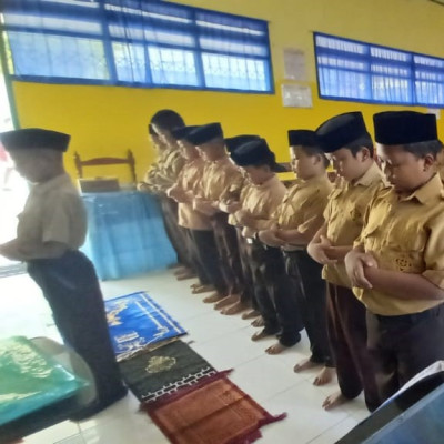 Peserta didik MIN 7 Bone Rutin Sholat Dhuha Sebelum Belajar