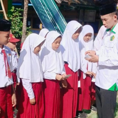 Rajin Shalat, Tujuh Siswa MIS Muhammadiyah Sicini Terima Apresiasi