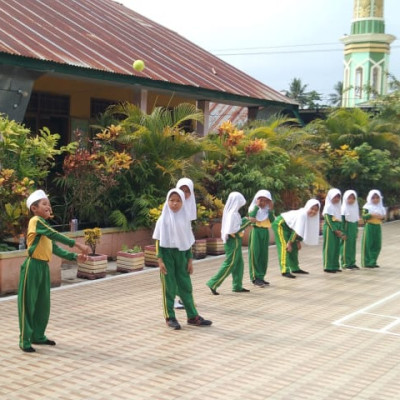 Siswa MI Arrahman Pajekko Antusias Belajar Lempar Tangkap Bola di Mata Pelajaran PJOK