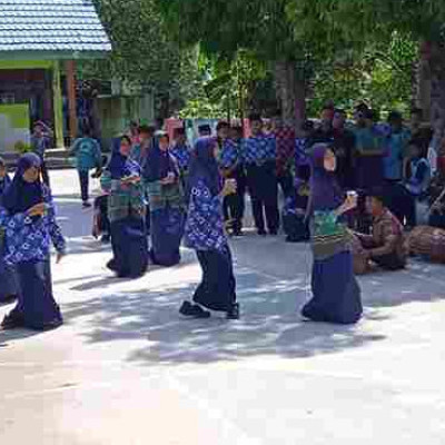 Sanggar Seni MTsN Pinrang Gelar Latihan Intensif di Lapangan Utama Madrasah