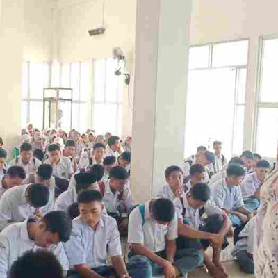 Minimalisir Siswa Terlambat; Wakamad Kesiswaan MAN Pinrang Beri Arahan