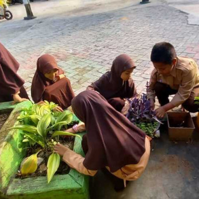 MIN 7 Bone Wujudkan Lingkungan Asri Melalui Program Sabtu Bersih