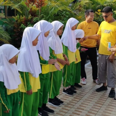 MI Arrahman Pajekko Berikan Penghargaan kepada Siswa atas Area Kebersihan Terbaik