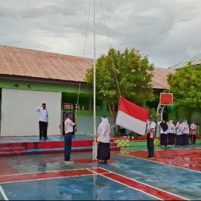 Kepala Kantor Kemenag Sinjai Jadi Pembina Upacara di MTsN 4 Sinjai, Sampaikan Pesan Penting