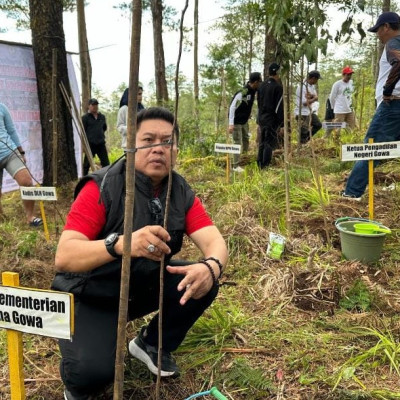 Tepat Hari Pahlawan, Kakankemenag Tanam Pohon Bersama Pemkab Gowa