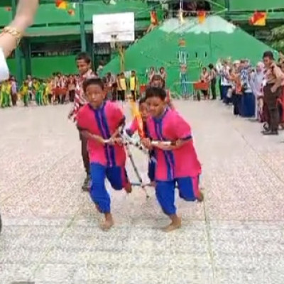 Tim Lomba Tradisional MIN 1 Bone Tunjukkan Ketangkasan Dalam Lomba Karapan Sapi