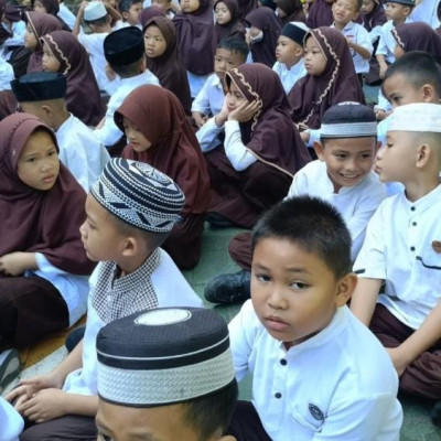 Sehatkan Tubuh, Siswa MIN 1 Gowa Antusias Konsumsi Susu Bersama