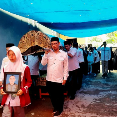 Kepala MAN 2 Bone Inspektur Upacara Dalam Pelepasan Jenazah Muh. Rafid, S.Ag., M. Si