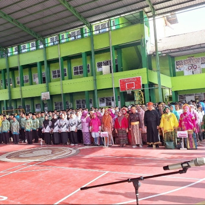 Peringatan Hari Guru di MAN 2 Makassar Berlangsung Meriah, Kakanwil Kemenag Sulsel Inspektur Upacara