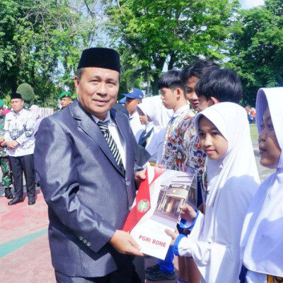 Kakan Kemenag Bone Serahkan Penghargaan pada Upacara Hari Guru Nasional