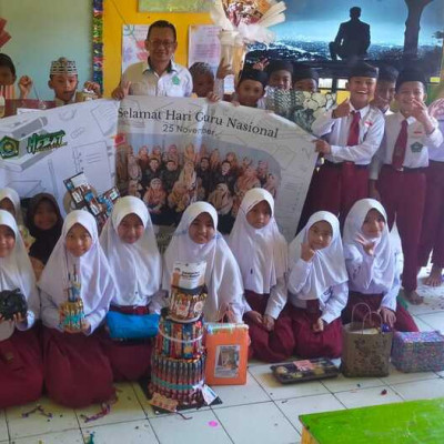 Peserdik Kelas V.A MIN 8 Bone Beri Kejutan Haru untuk Wali Kelas di HGN