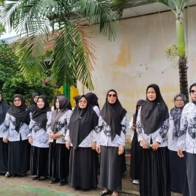 Paduan Suara Guru MIN 3 Bone Menambah Semangat Upacara Hari Guru Nasional