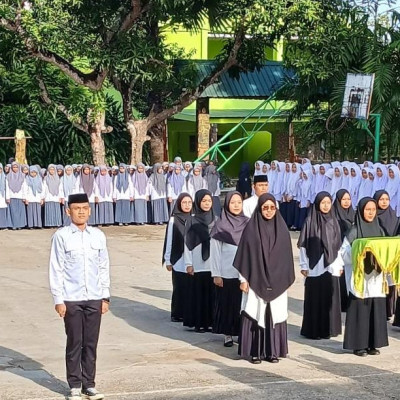 Guru Pesantren Sultan Hasanuddin Gowa Jadi Pelaksana Upacara di Peringatan HGN