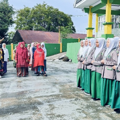 Totalitas Tim Paduan Suara Santri DDI Lil Banat pada Upacara HGN di Kantor Kemenag Parepare