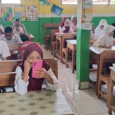 Hari Ketiga PAS di MIS Babul Muttaqin Gowa, Siswa Bersemangat Gunakan Android