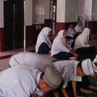 Hari Pertama Ujian PAS, Siswa MTs DDI Labukkang Praktik Wudhu dan Salat