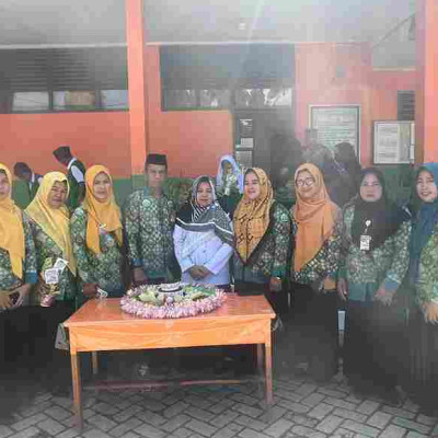 Perayaan Hari Guru di MIN Pinrang, Wujud Syukur dengan Potong Tumpeng