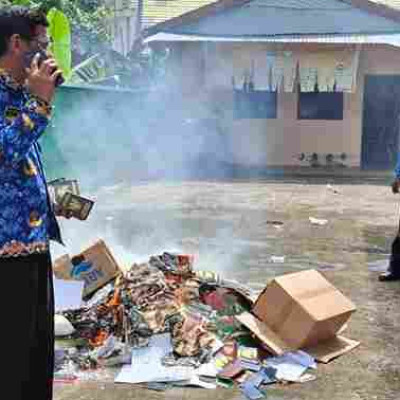 Plt. Kasi Bimas Islam Kemenag Pinrang Lakukan Pemusnahan 20.809 Dokumen Buku Nikah