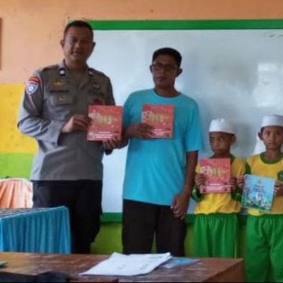 Polsek Barebbo Ajak Siswa MI Arrahman Pajekko Mengenal Polri Lewat Buku