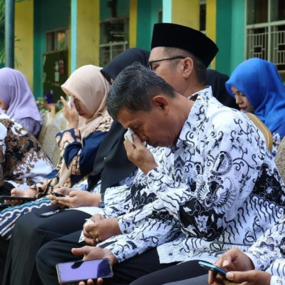 Tangis Haru Iringi Perpisahan 5 Guru MTsN Gowa pada Puncak HGN 2024