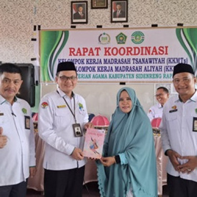 Tenaga Pendidik MTs.N 1 Sidenreng Rappang Launching Buku Cooling Heart Pada Rapat Koordinasi KKKM.