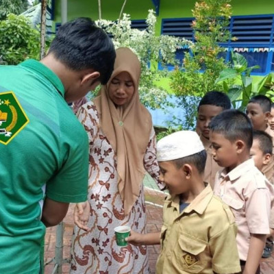 Sempurnakan Makanan Sehat, Siswa MIN 1 Gowa Minum Susu Gratis