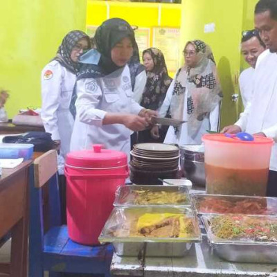 Kamad Ciptakan Kebersamaan melalui Makan Bersama di MIN 8 Bone