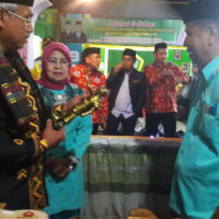 KUNJUNGAN BUPATI LUWU TIMUR DI STAND PAMERAN KEMENAG PINRANG