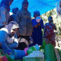 Semarak Hari Asyura, Seorang Pengusaha di Soppeng Gelar Pasar Murah di Halaman Masjid