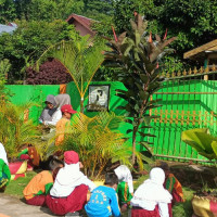 Tendik dan Pesdik MIN 3 Sinjai Gotong Royong Bersihkan Lingkungan Madrasah