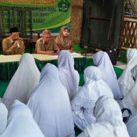 PENYULUH KUA BACUKIKI BARAT MEMBANTU JCH MAPPANGNGUJU SEBELUM KE TANAH SUCI