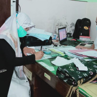 Pengelola BOP Kua Sinjai Borong Lakukan Pencairan Dana BOP di Kantor Kemenag Sinjai