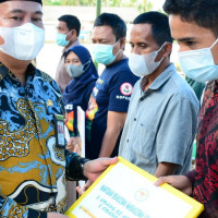 Kakankemenag Dampingi Bupati Serahkan Bantuan Kapal Laut, Permodalan serta Beasiswa Luar Negeri Kepada Warga Sinjai