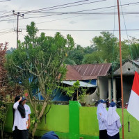 Wakamad Kesiswaan MTsN 3 Sinjai Tekankan Kedisiplinan Pada Upacara Bendera